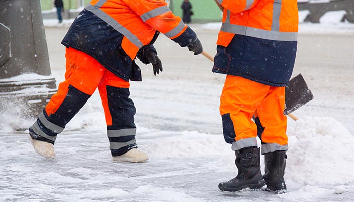 Соль, бетон, трава и металл: честный разговор о зимних реагентах Соль, бетон, трава и металл: честный разговор о зимних реагентах