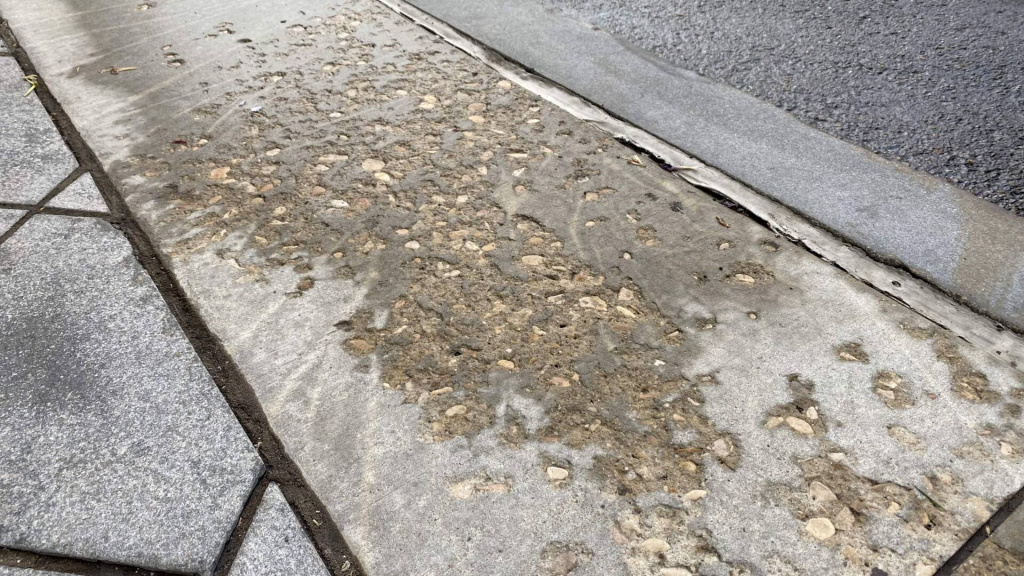 Соль, бетон, трава и металл: честный разговор о зимних реагентах Соль, бетон, трава и металл: честный разговор о зимних реагентах